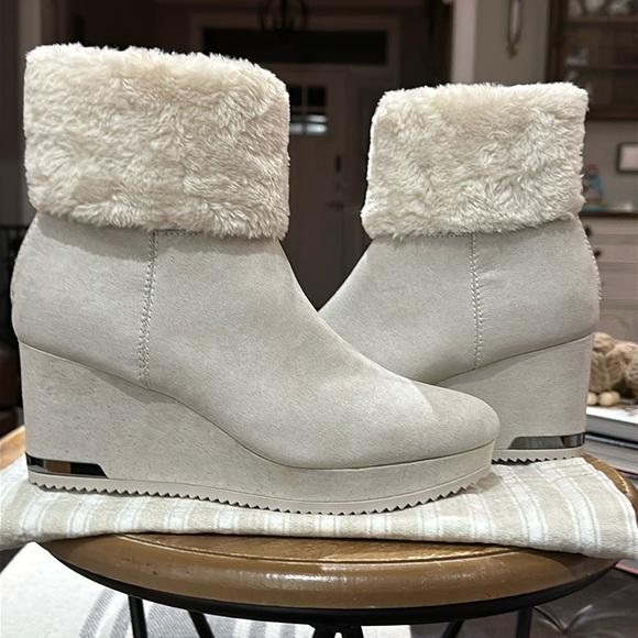 🪧 DKNY Women’s Nadra Faux Fur Wedge Booties in Vanilla Faux Suede, Size 9.5 - Picture 3 of 16